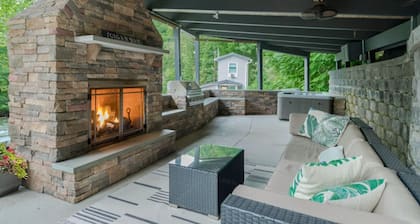 PENN STATE Country Creek Cottage w/ Hot Tub - ON Spring Creek and 7 miles to PSU