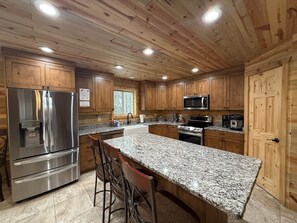 Fridge, microwave, oven, stovetop - Hot Tub -Garage -Fire Pit - Blue Pine Retreat (Island Park)