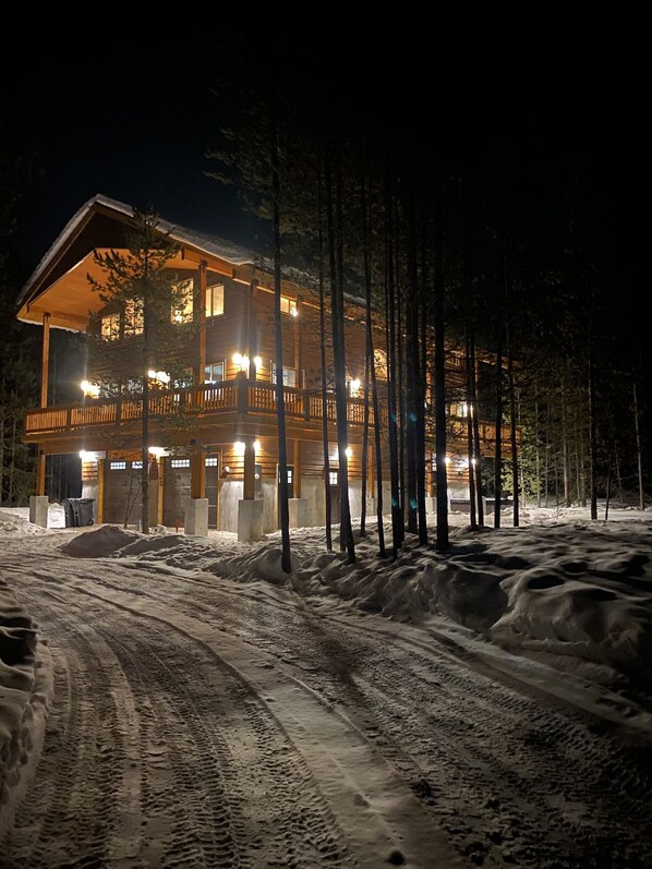 Exterior - Hot Tub -Garage -Fire Pit - Blue Pine Retreat (Island Park)