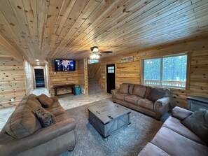 Smart TV, fireplace, ping pong - Hot Tub -Garage -Fire Pit - Blue Pine Retreat (Island Park)