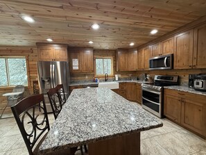 Fridge, microwave, oven, stovetop - Hot Tub -Garage -Fire Pit - Blue Pine Retreat (Island Park)