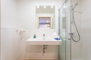 Dusche, Haartrockner, Handtücher, Seife
