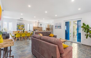 TV - Gorgeous home in Dobrinj (Dobrinj)