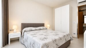 2 bedrooms, iron/ironing board, travel cot, free WiFi