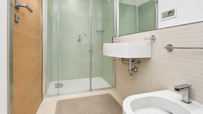 Dusche, Haartrockner, Bidet, Handtücher