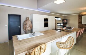 Fridge, oven, stovetop, coffee/tea maker - Amazing home in Montélimar with kitchen (Montélimar)