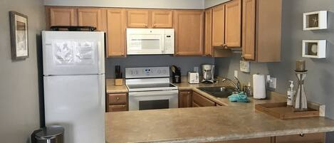 Een koelkast, een magnetron, een oven, een kookplaat