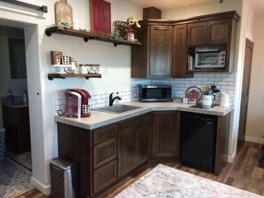 Geladeira, micro-ondas, cooktop, cafeteira/chaleira