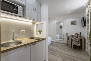 Fridge, stovetop, electric kettle, cookware/dishes/utensils - Split center apartments ground  floor (Split)