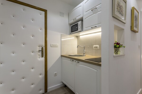 Fridge, stovetop, electric kettle, cookware/dishes/utensils