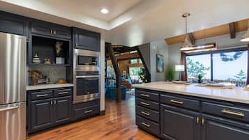 Frigorífico, microondas, horno y placa de cocina