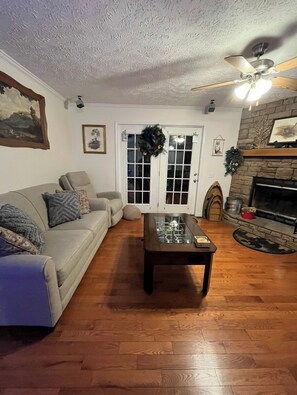 Smart TV, fireplace, ping pong
