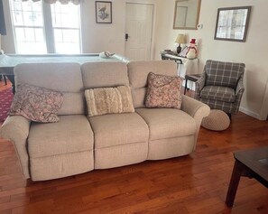 スマートテレビ、暖炉、卓球台