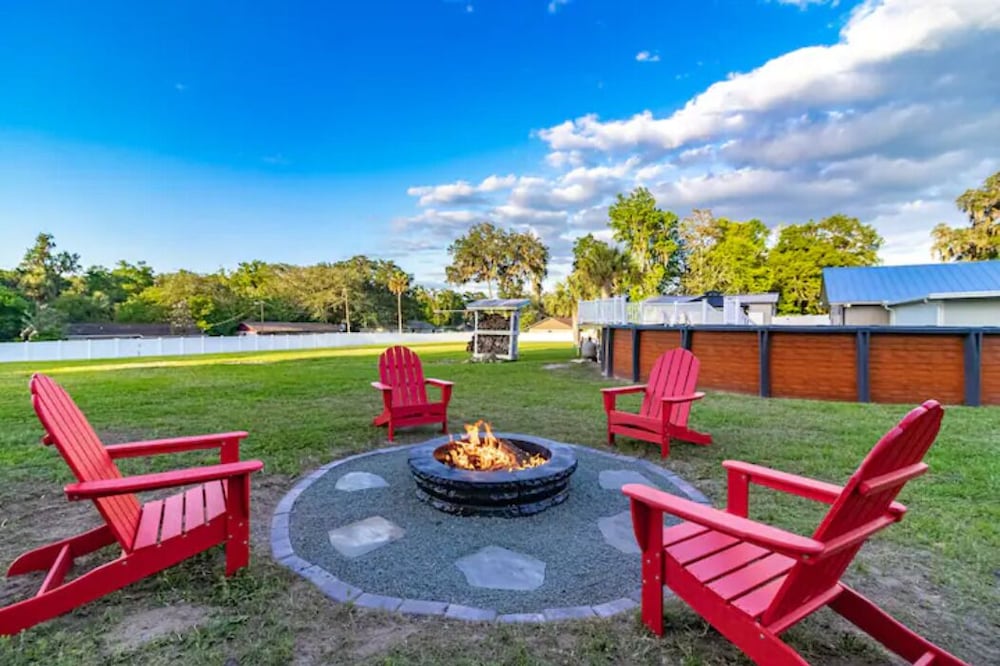 3 BD/2Ba Private Paradise w/Pool, Game Room, Fire-Pit & Pet Friendly