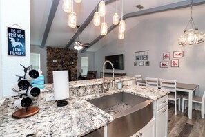 Jääkaappi, mikroaaltouuni, uuni, liesi