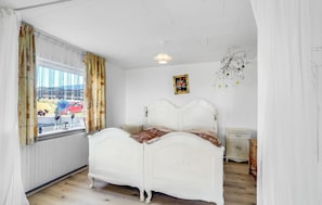 1 bedroom, travel crib, free WiFi
