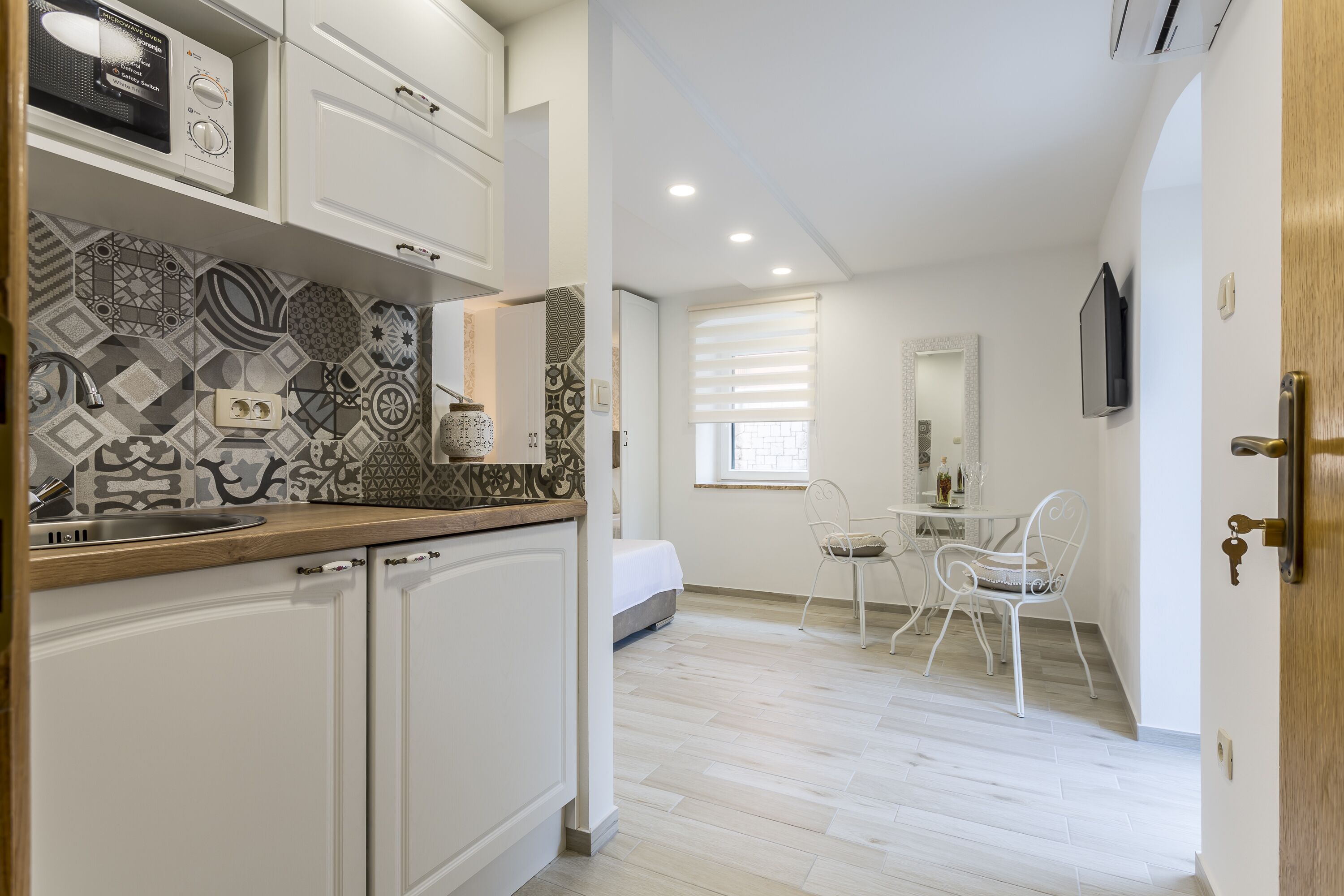 Kjøleskap, mikrobølgeovn, vannkoker og kjøkkenutstyr