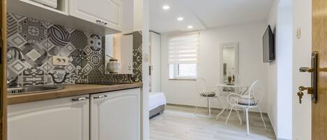 Kjøleskap, mikrobølgeovn, vannkoker og kjøkkenutstyr