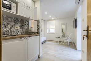 Kühlschrank, Mikrowelle, Wasserkocher, Kochgeschirr/Geschirr/Besteck