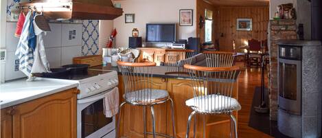 Kjøleskap, oppvaskmaskin og kaffetrakter/tekoker