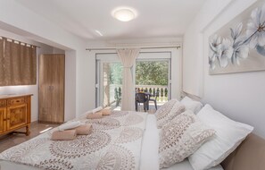 2 bedrooms, free WiFi, bed sheets - 2 bedroom cozy apartment in Malinska (Malinska)