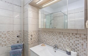 Shower, hair dryer - 2 bedroom cozy apartment in Malinska (Malinska)