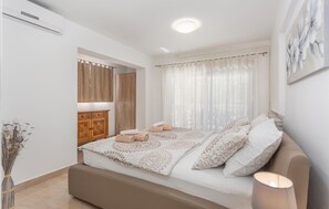 2 bedrooms, free WiFi, bed sheets - 2 bedroom cozy apartment in Malinska (Malinska)