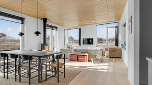 A modern interior with a dining area, kitchen, and seating space. - 3 bedroom lovely home in Fjerritslev (Fjerritslev)