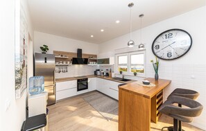 Fridge, oven, stovetop, dishwasher - Nice home in Kastel Kambelovac (Kastel Kambelovac)