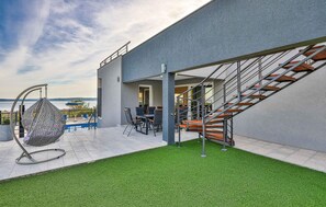 Outdoor dining - Nice home in Kastel Kambelovac (Kastel Kambelovac)