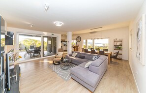 Smart TV - Nice home in Kastel Kambelovac (Kastel Kambelovac)