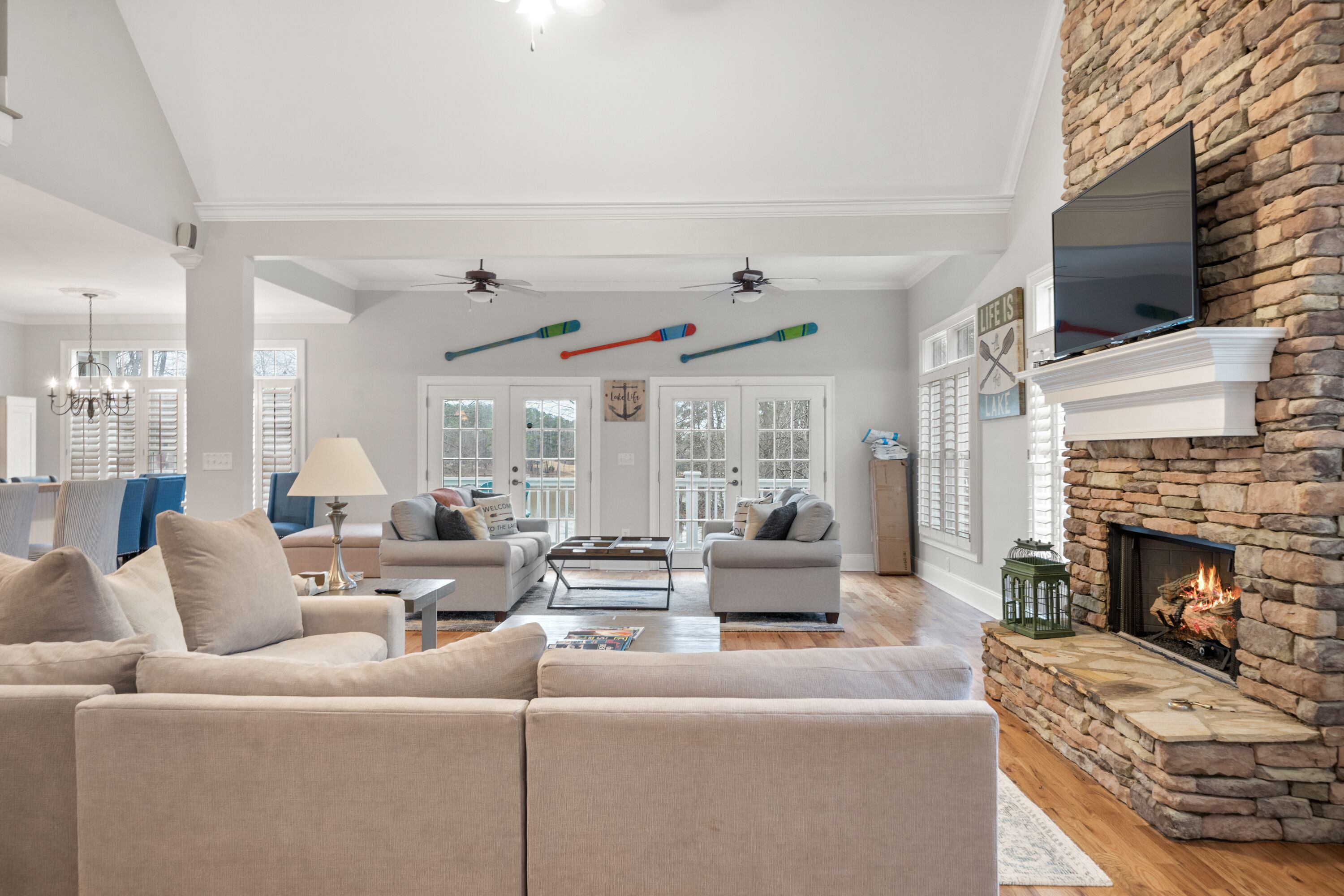 Una Smart TV, una chimenea