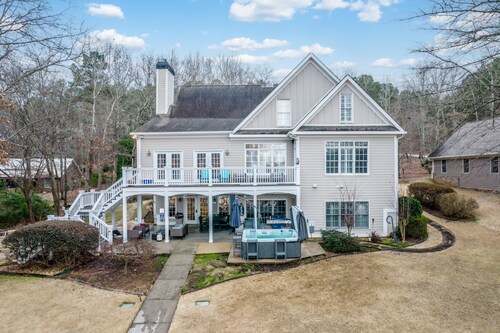 PRIVATE LAKEFRONT HOME WITH HOT TUB & AMAZING VIEW OF LAKE OCONEE