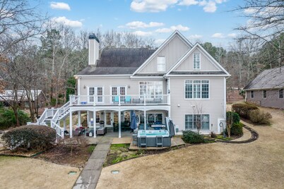 PRIVATE LAKEFRONT HOME WITH HOT TUB & AMAZING VIEW OF LAKE OCONEE