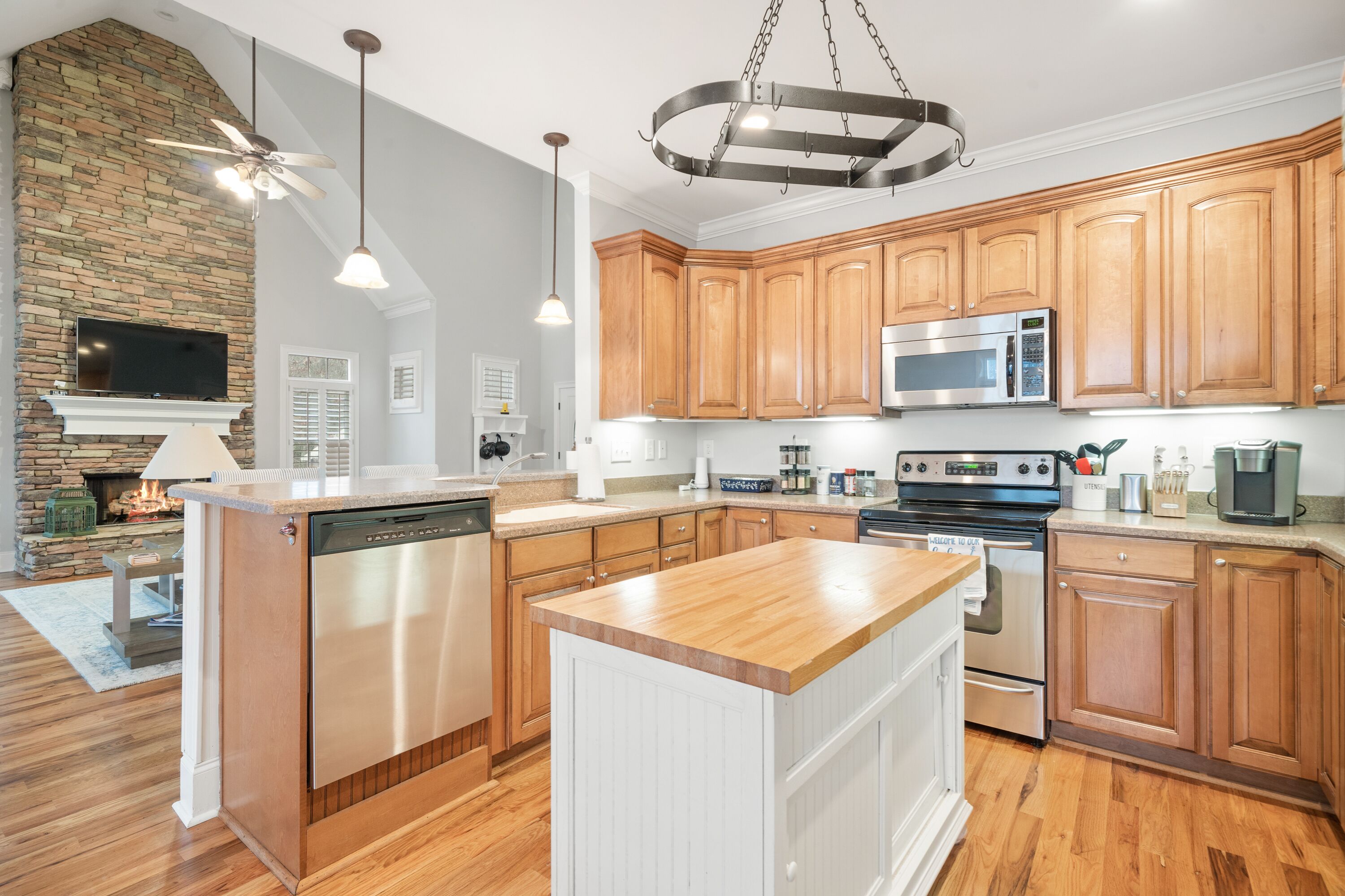 Køleskab, mikrobølgeovn, ovn, kogeplade