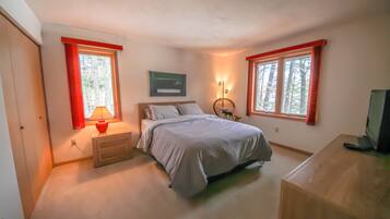 3 chambres, bureau, fer et planche à repasser, lit de bébé portatif