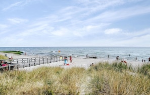 Beach nearby - Gorgeous home in Grenaa with kitchen (Grenaa)