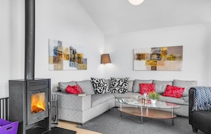 TV, fireplace, stereo - Cozy home in Rudkøbing with WiFi (Rudkøbing)