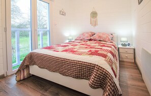 2 bedrooms, iron/ironing board, travel cot, free WiFi