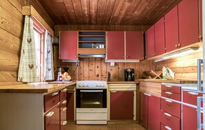 Kühlschrank, Geschirrspüler, Wasserkocher mit Kaffee-/Teezubehör