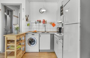 Fridge, stovetop, coffee/tea maker