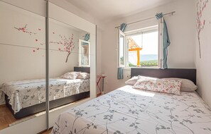 5 habitaciones, tabla de planchar con plancha y cuna de viaje 