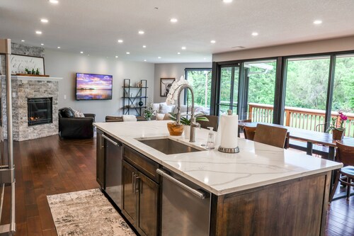 2 Acre Home- Pond View with Hot-Tub - Sleeps 16