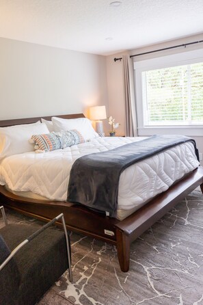 4 chambres, bureau, fer et planche à repasser, lit de bébé portatif