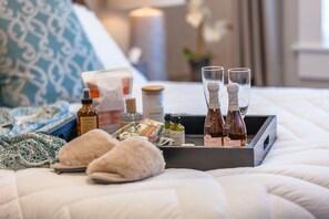 4 bedrooms, desk, iron/ironing board, travel cot - 2 Acre Home- Pond View with Hot-Tub - Sleeps 16 (North Plains)