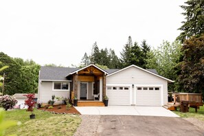 Exterior - 2 Acre Home- Pond View with Hot-Tub - Sleeps 16 (North Plains)