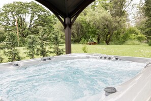 Outdoor spa tub - 2 Acre Home- Pond View with Hot-Tub - Sleeps 16 (North Plains)