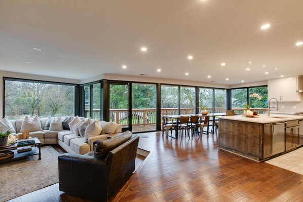 Téléviseur connecté, foyer, table de baby-foot, livres