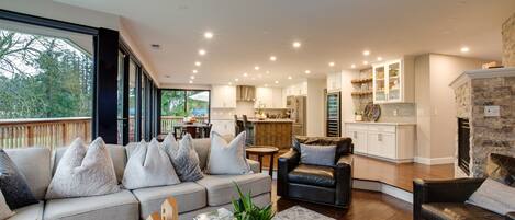 Smart-tv, eldstad, bordsfotboll och böcker