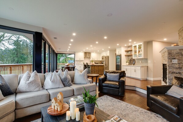 Smart TV, fireplace, table football, books - 2 Acre Home- Pond View with Hot-Tub - Sleeps 16 (North Plains)